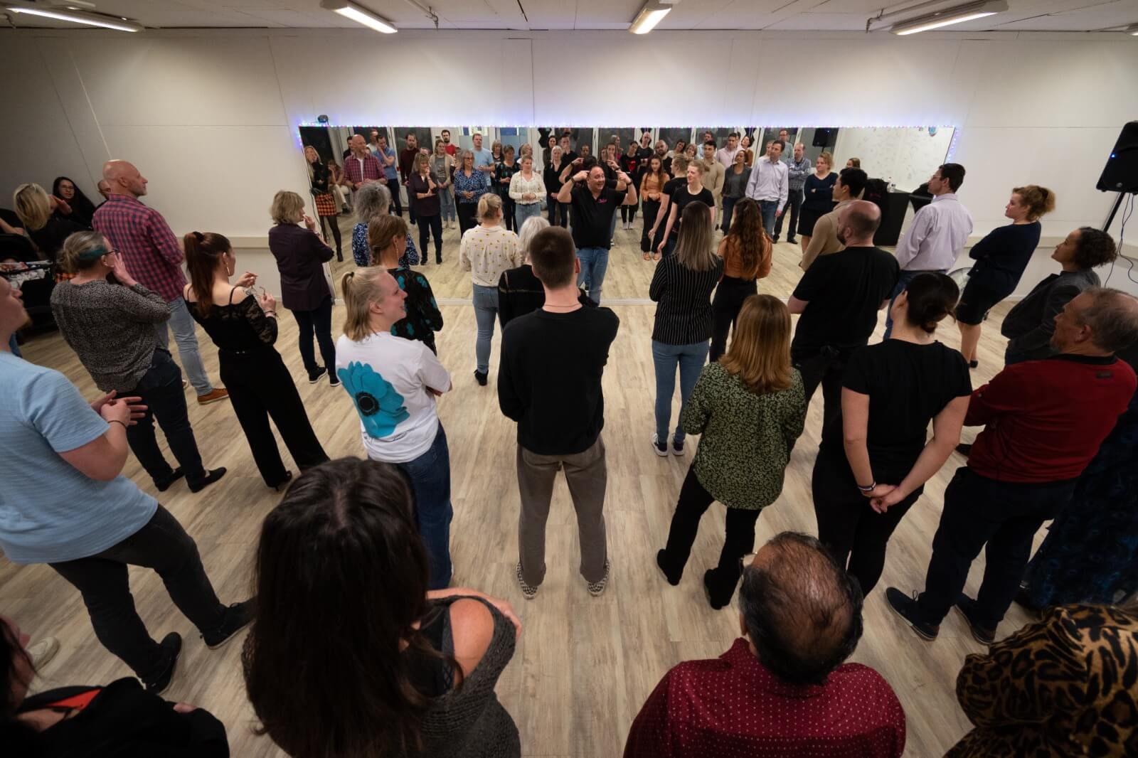 Dansers tijdens een les bij Salsa Sensual